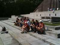 Publiek bij scene Russisch Monument.jpg